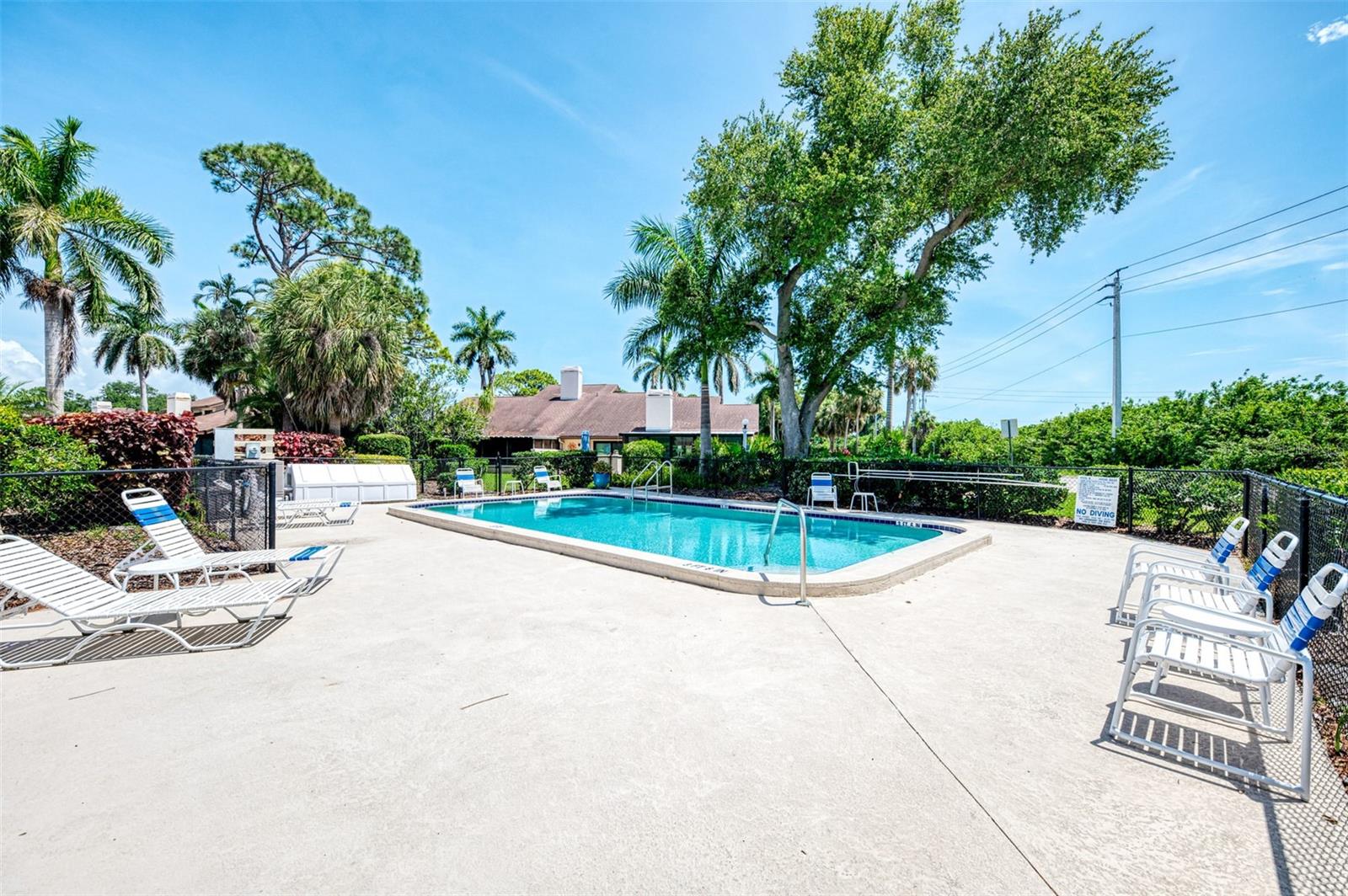 FAIRWAYS TWNHS & VILLAS - Residential