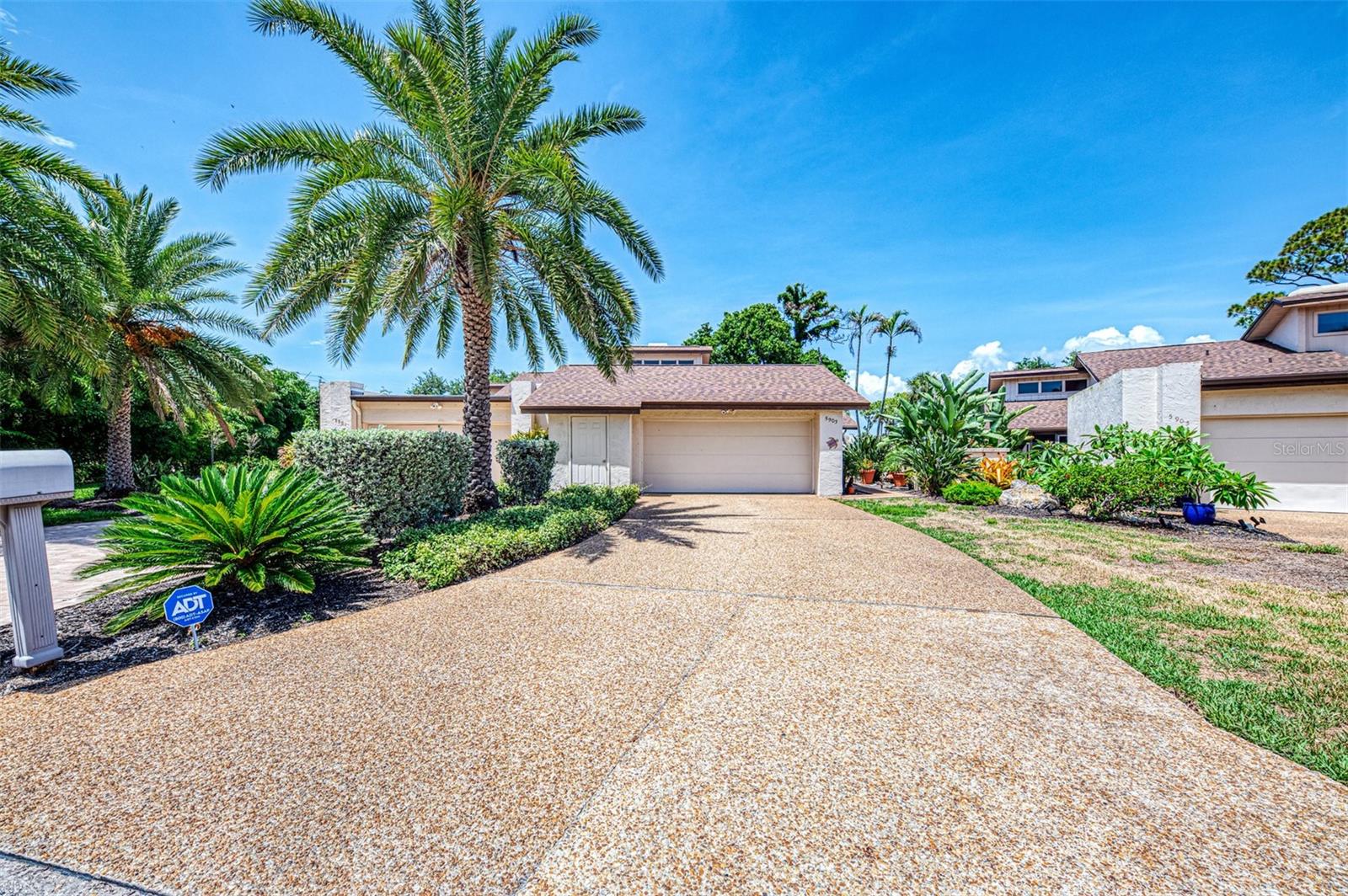 FAIRWAYS TWNHS & VILLAS - Residential