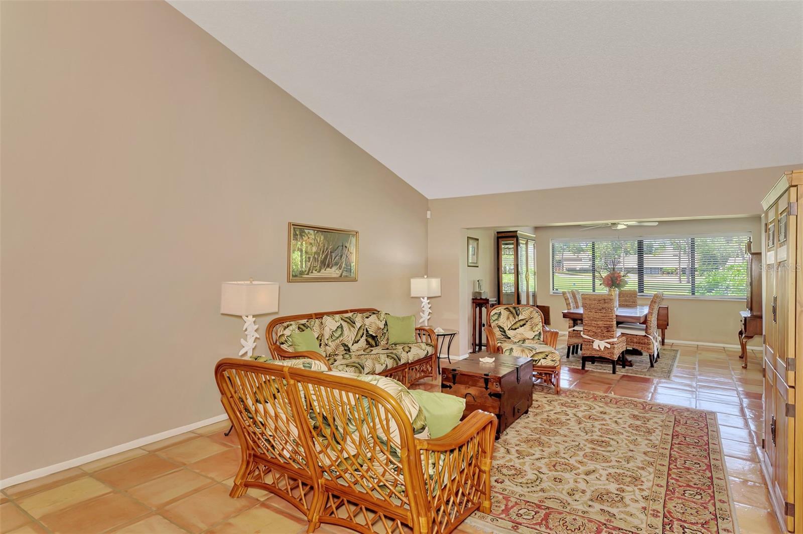 FAIRWAYS TWNHS & VILLAS - Residential