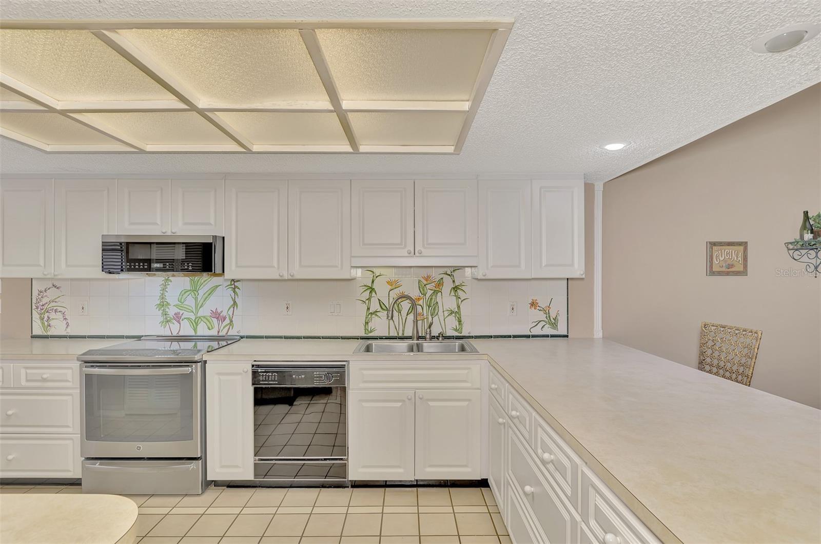 FAIRWAYS TWNHS & VILLAS - Residential