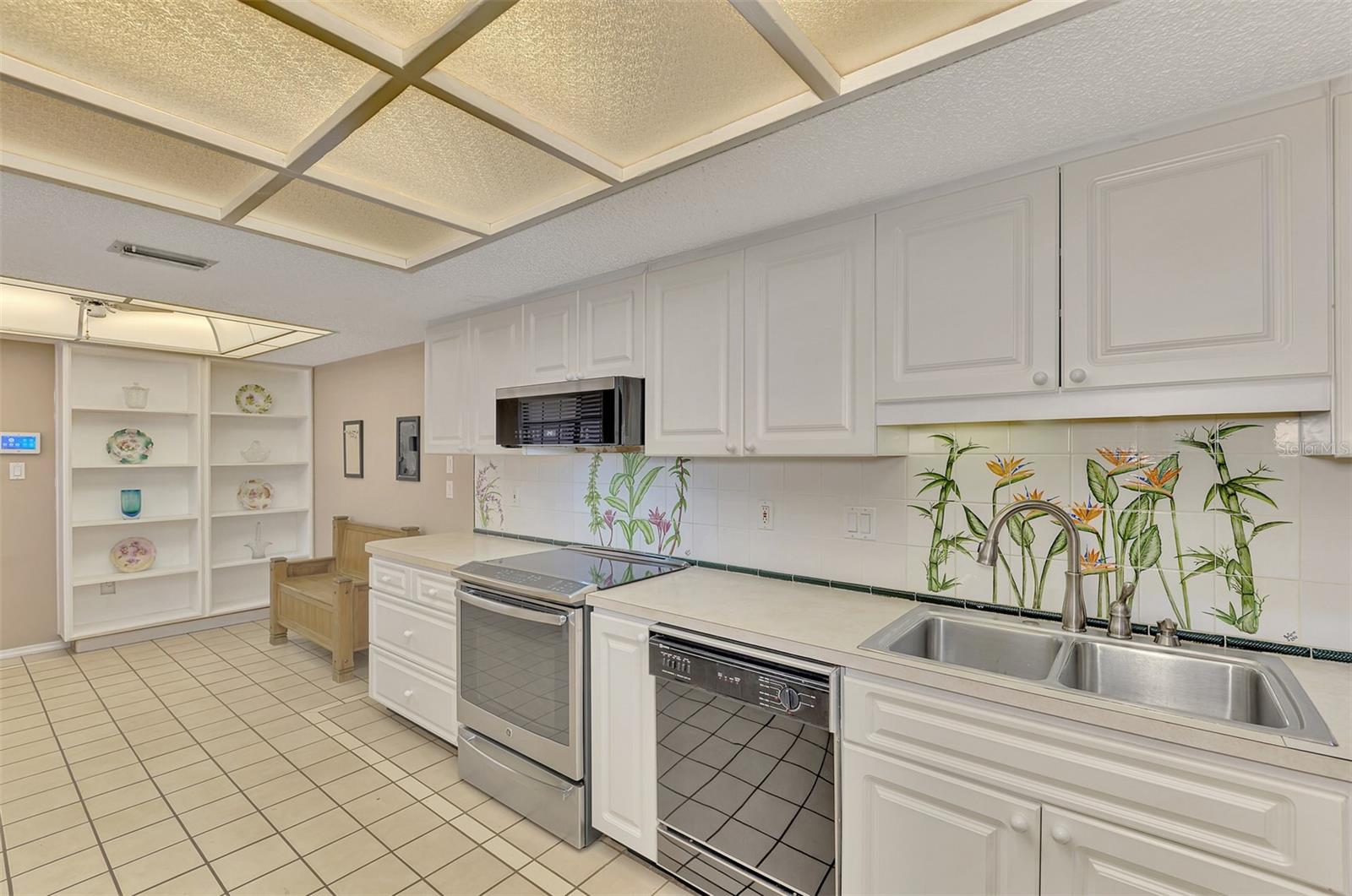 FAIRWAYS TWNHS & VILLAS - Residential