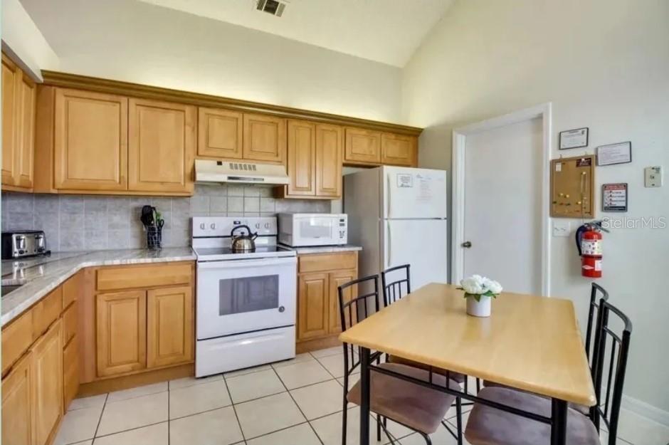 208 APPLEWOOD COURT