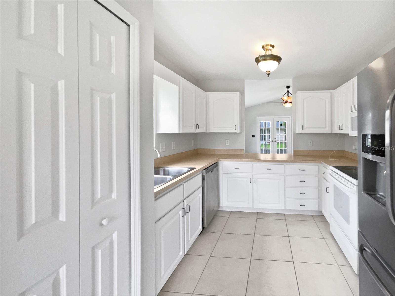 TAVARES LAKE SAUNDERS POINTE LT 01 - Residential