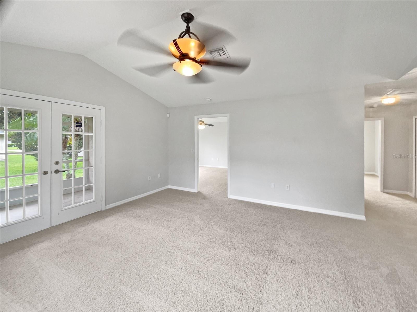 TAVARES LAKE SAUNDERS POINTE LT 01 - Residential