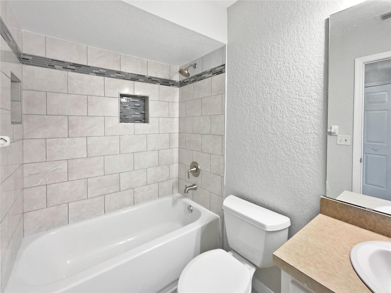 TAVARES LAKE SAUNDERS POINTE LT 01 - Residential