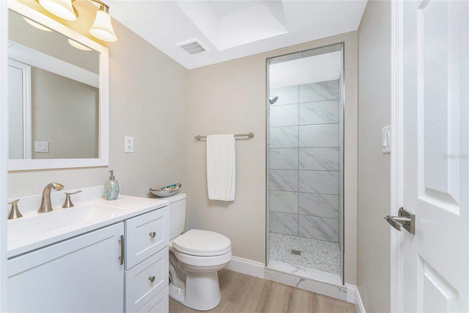 TARPON BAY PH 02 BLDG C - Residential