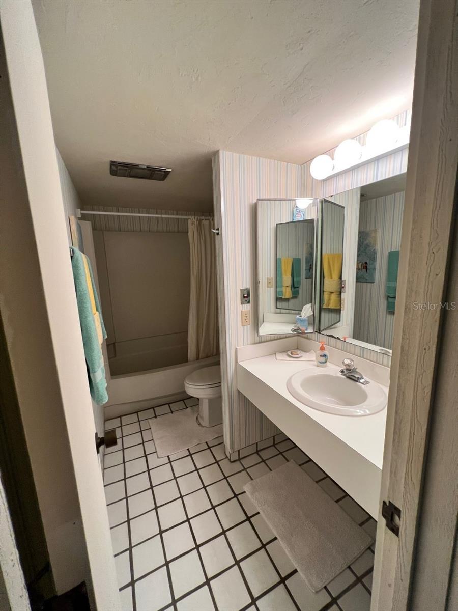 GRENELEFE ABBEY COURT CONDO UNIT 01 PH 01 - Residential