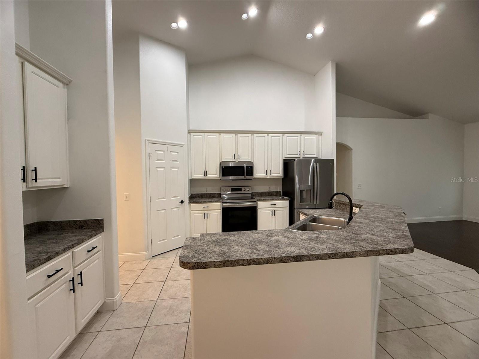 COUNTRY WALK/LK REGION - Residential