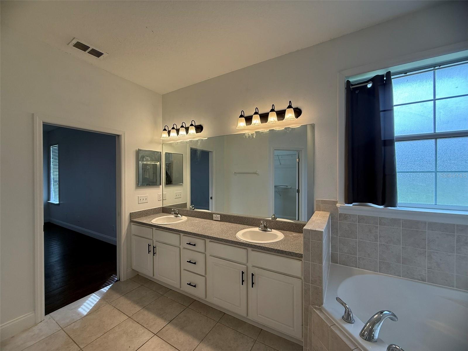 COUNTRY WALK/LK REGION - Residential