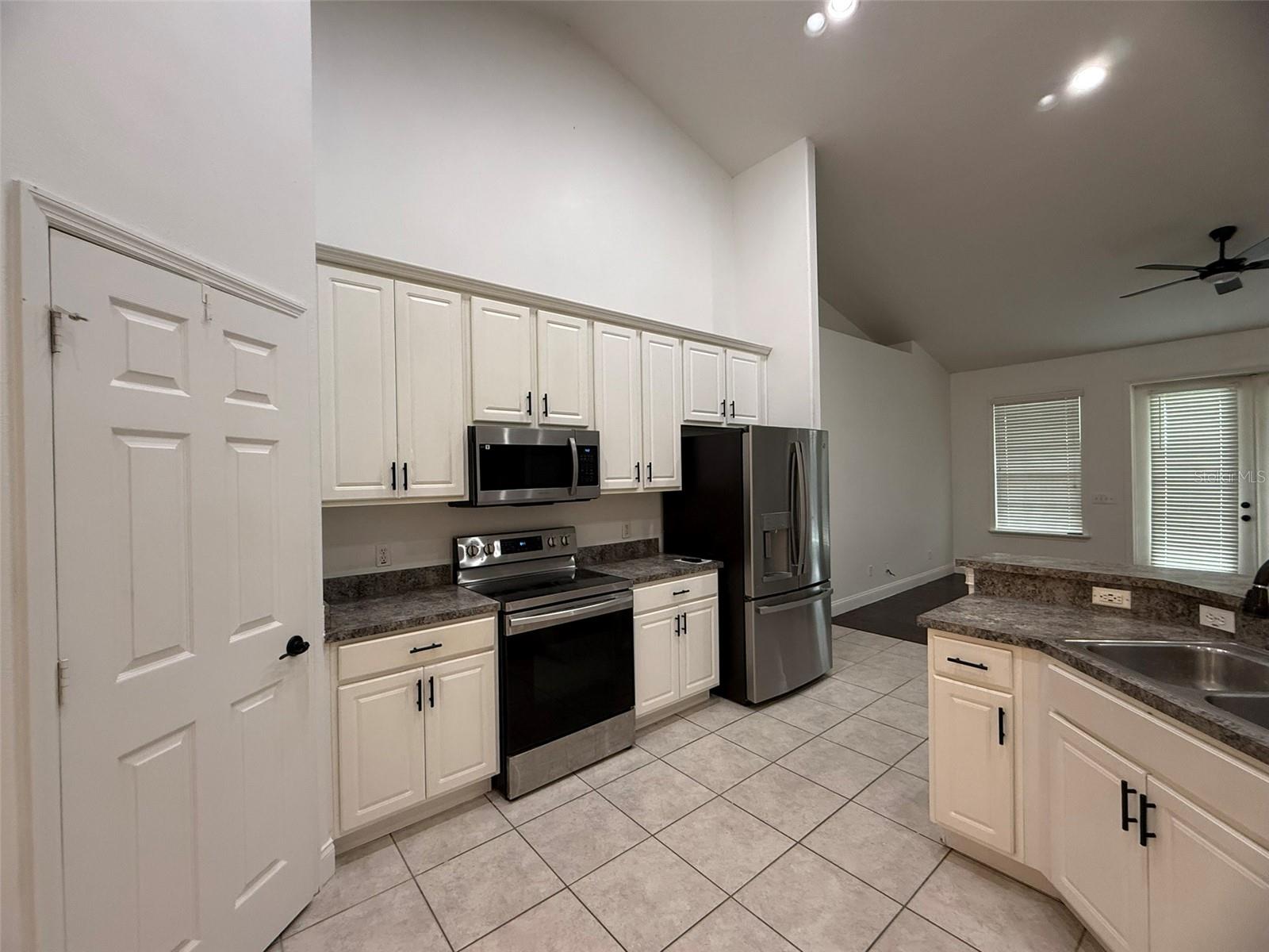 COUNTRY WALK/LK REGION - Residential