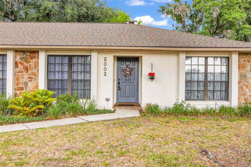 Photo of 2002 E Timberlane Drive, Plant City, FL 33563 (MLS # O6403509)