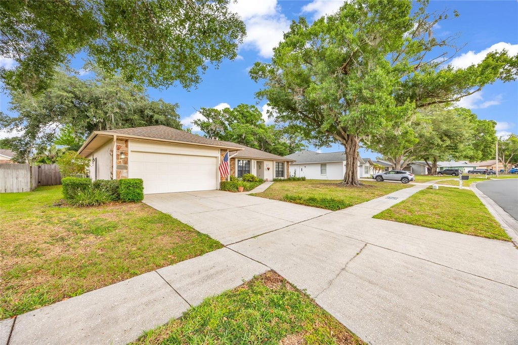 Photo of 2002 E Timberlane Drive, Plant City, FL 33563 (MLS # O6403509)