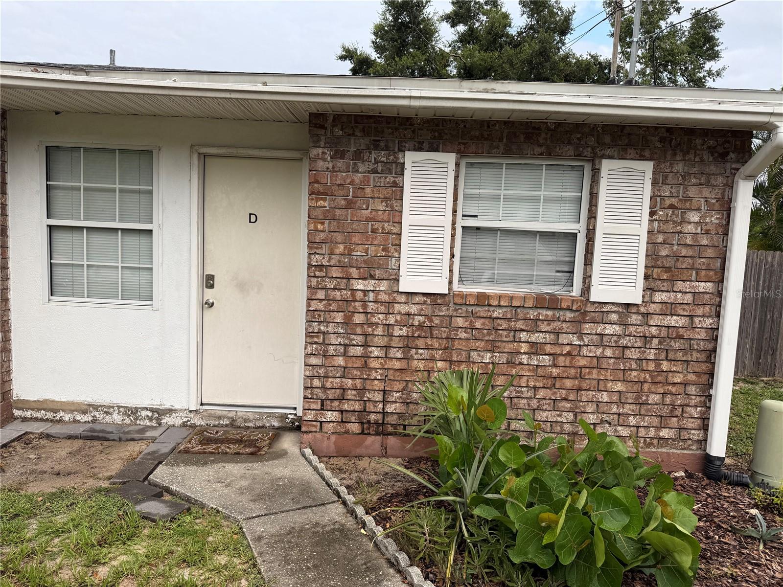 Very nice apartment for rent in the center of Winter Haven, FL. Located in a very good area close to all major stores.