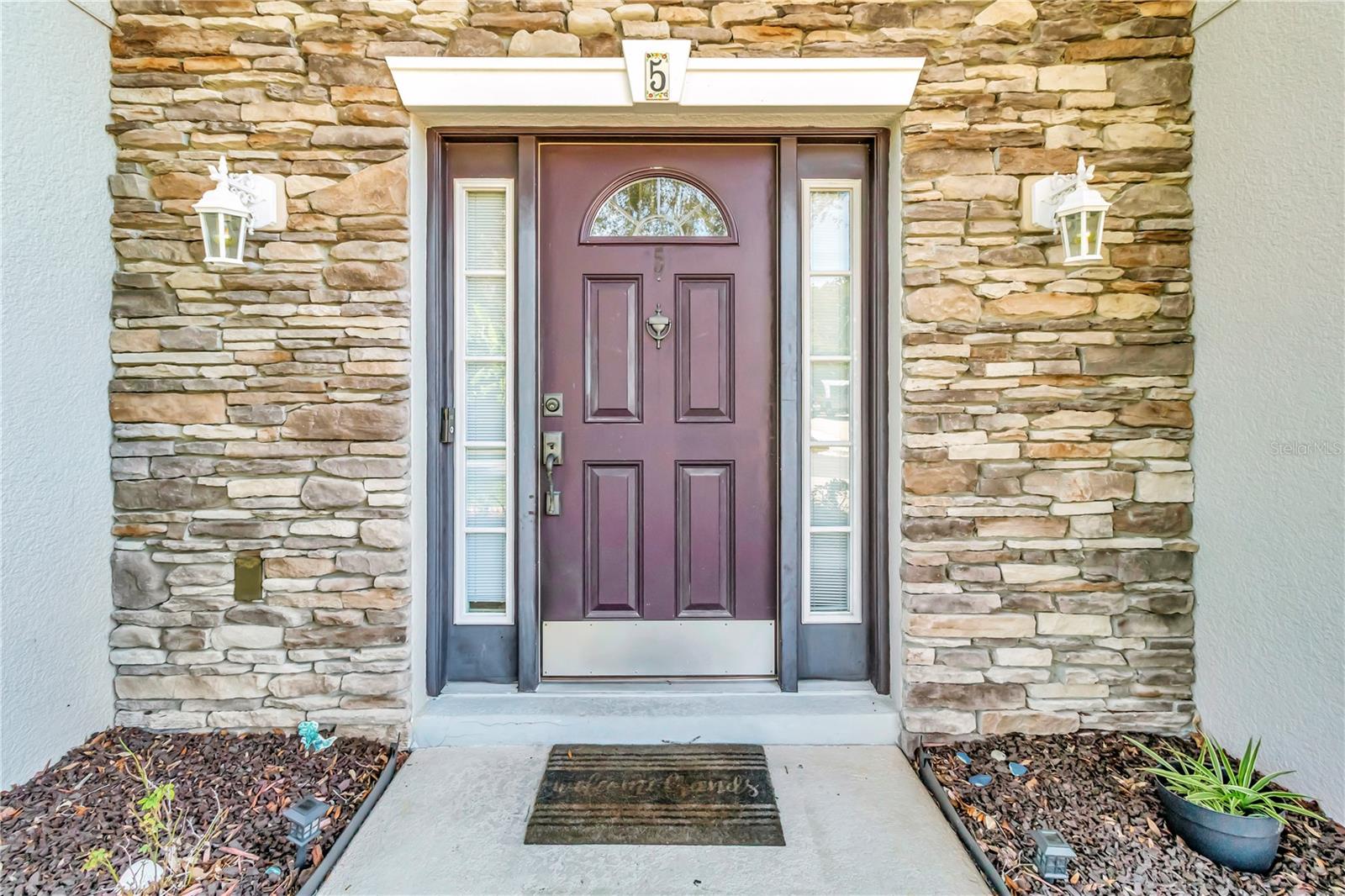 5 MASTIC COURT W