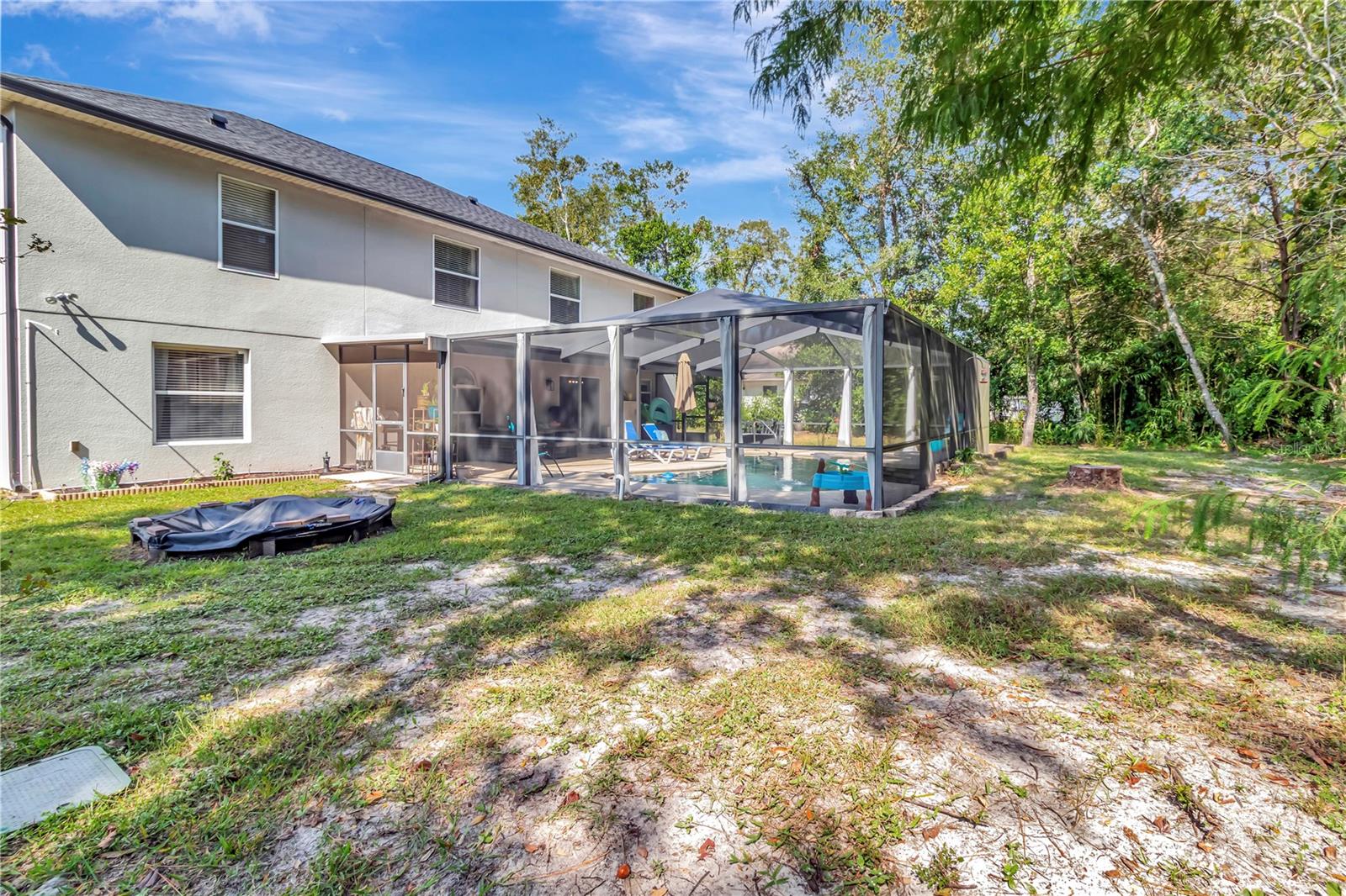 5 MASTIC COURT W