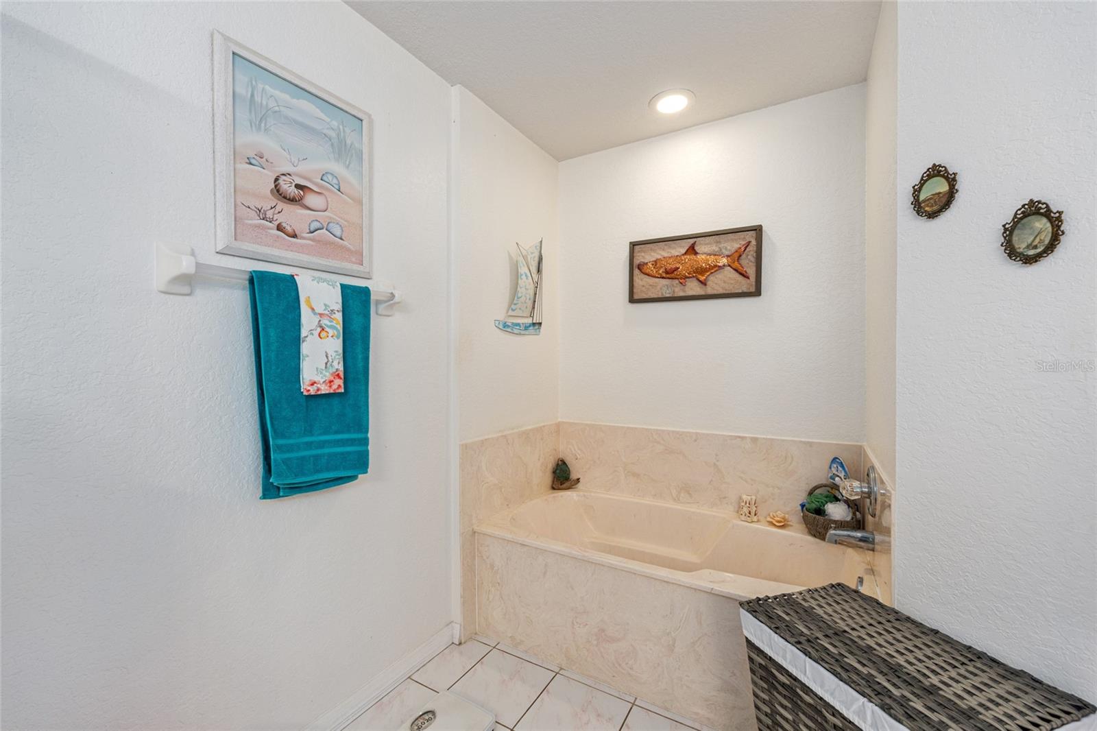 HIDDEN LAKE UN 04 - Residential