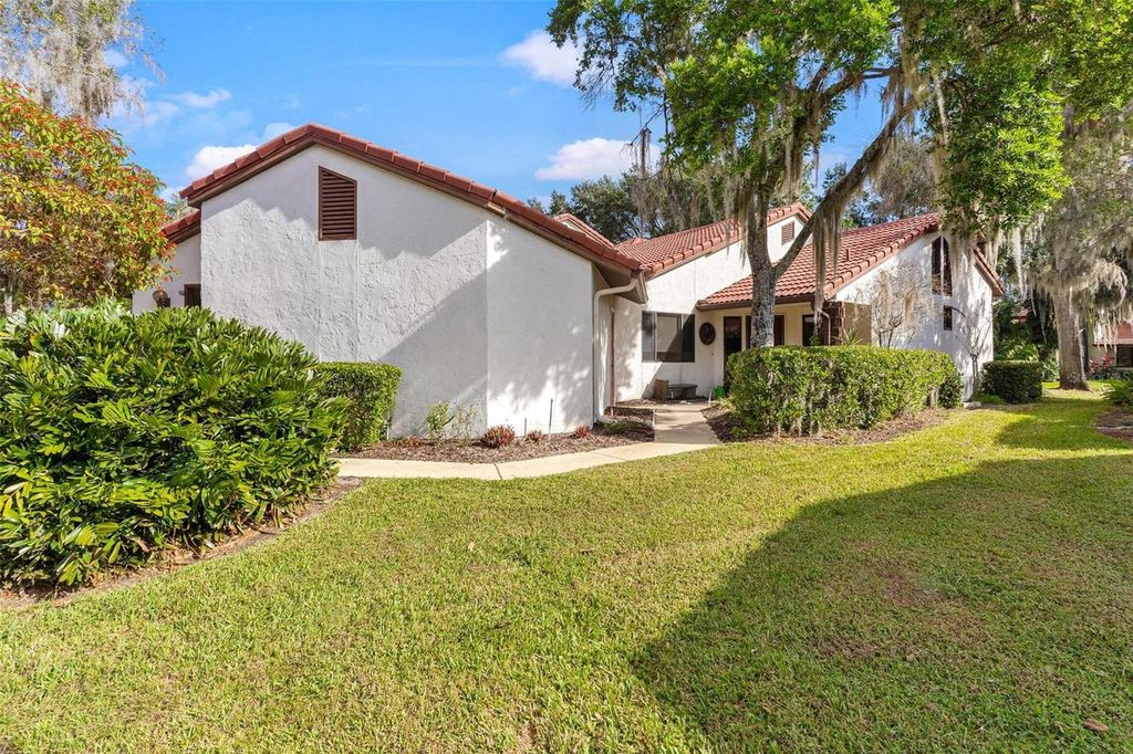 Photo of 401 Clusterwood Drive, Yalaha, FL 34797 (MLS # G5102971)