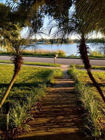 305 LAKESIDE AVENUE