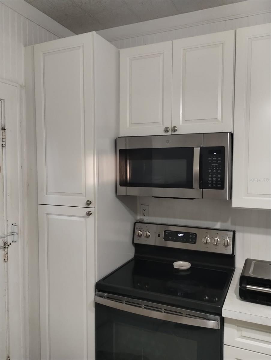 305 LAKESIDE AVENUE