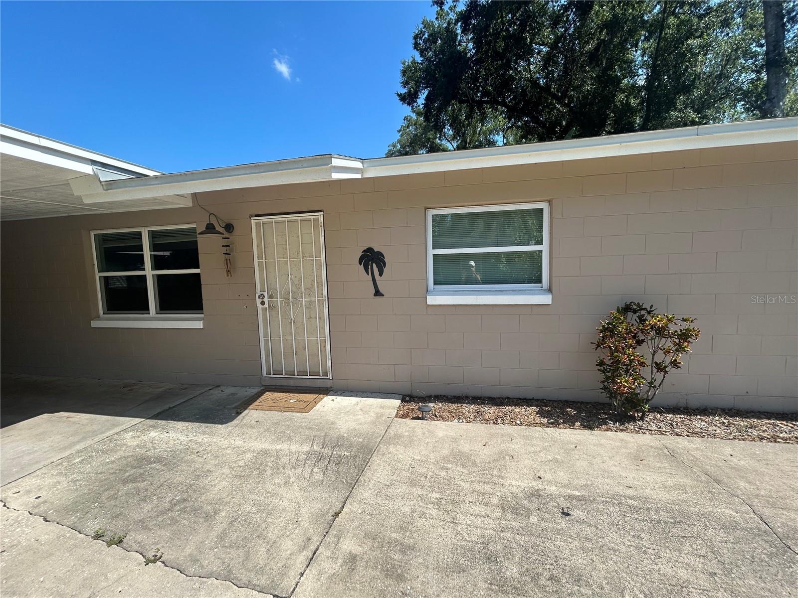 Charming 2-Bedroom 1-Bath Half Duplex – Prime Location with Park Views
Welcome to this well-maintained 1/2 duplex offering 2 spacious bedrooms and 1 full bathroom, perfectly situated across from a beautiful park, playground, and dog park. Enjoy the convenience of a shared treed common area—ideal for relaxing outdoors or entertaining guests.
Located just minutes from Target, Publix, and Home Depot, this home combines comfort, nature, and unbeatable accessibility. Whether you're enjoying morning walks in the park or quick errands around the corner, everything you need is right at your doorstep.