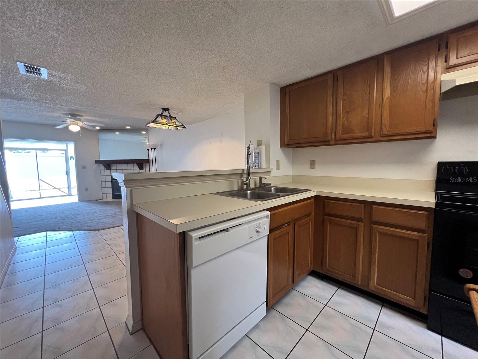 FOX CHASE TWNHMS - Residential Lease