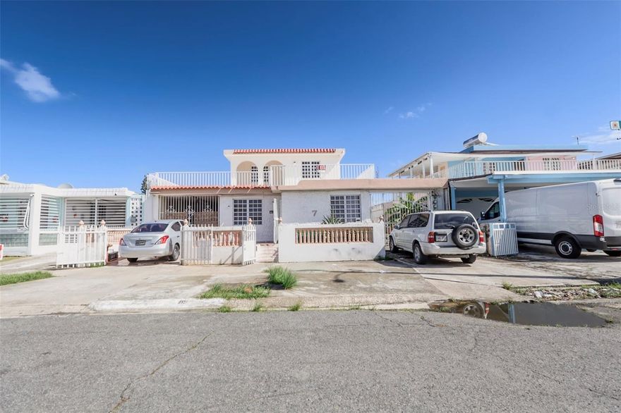 Investment opportunity in Carolina! Multi-family property located in Alturas de Castellana Gardens, less than 5 miles from the airport, with a return on investment (ROI) greater than 15. It has three independent units: one with 3 bedrooms and 1 bathroom, another with 1 bedroom and 1 bathroom, and a third unit on the second level with 2 bedrooms and 1 bathroom. Ideal for generating rental income or living in one and renting the others. The property has 3 electricity meters and 2 water meters, which facilitates the individual administration of each unit. Located in a quiet area, with easy access to beaches, shops and main roads. Perfect for investors!