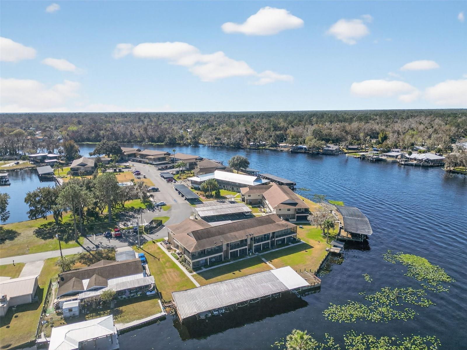 JUNGLE DEN VILLAS PH 01 CONDO - Residential