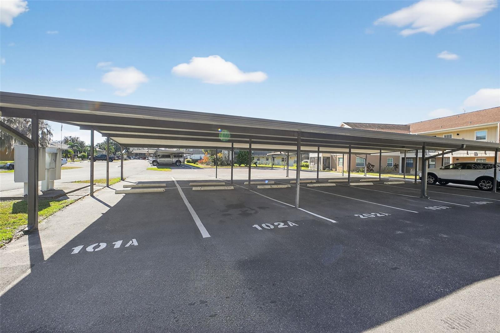 JUNGLE DEN VILLAS PH 01 CONDO - Residential