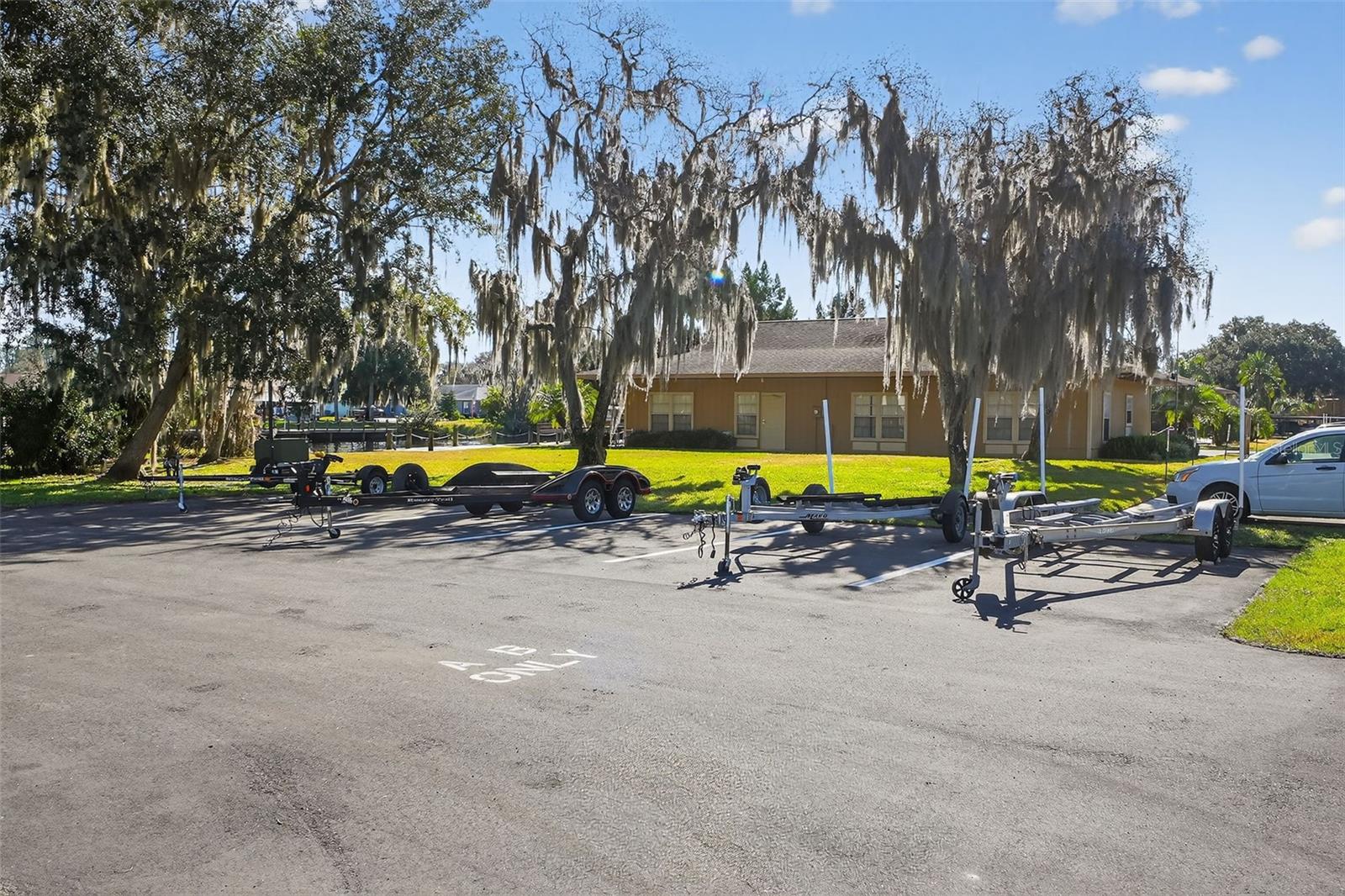 JUNGLE DEN VILLAS PH 01 CONDO - Residential