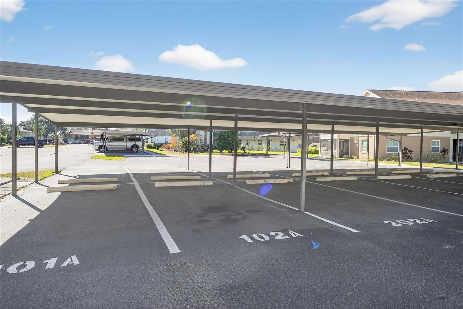 JUNGLE DEN VILLAS PH 01 CONDO - Residential