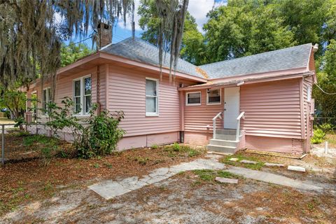 A home in HAWTHORNE