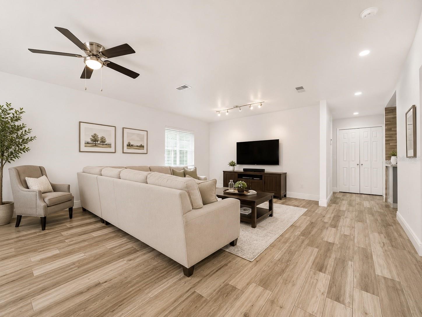 SUMMER LAKES - Residential
