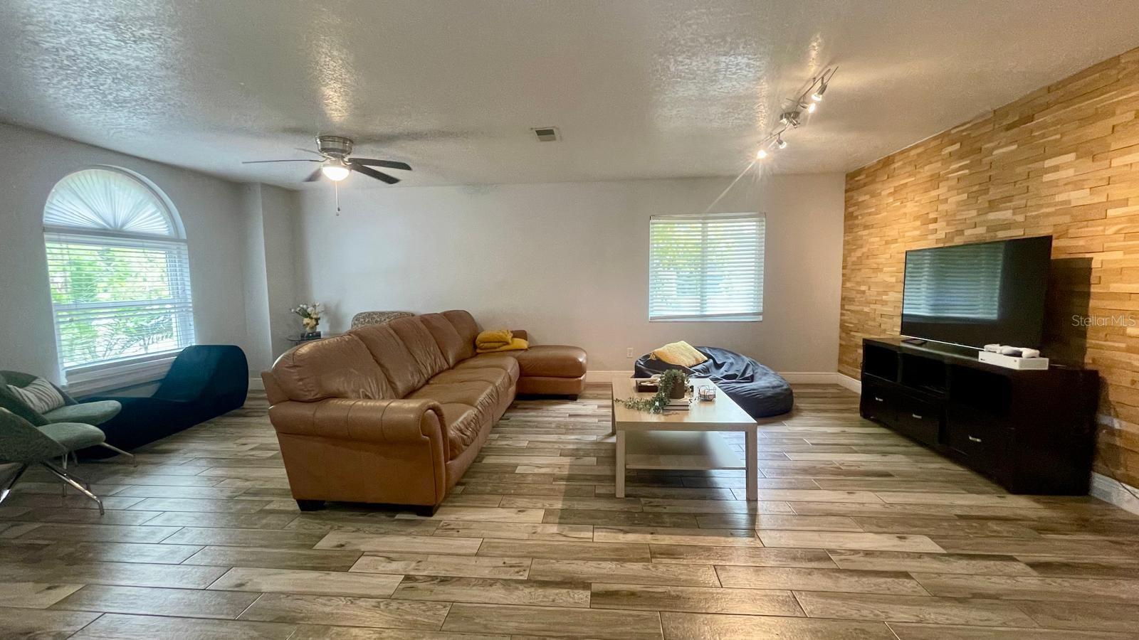 SUMMER LAKES - Residential