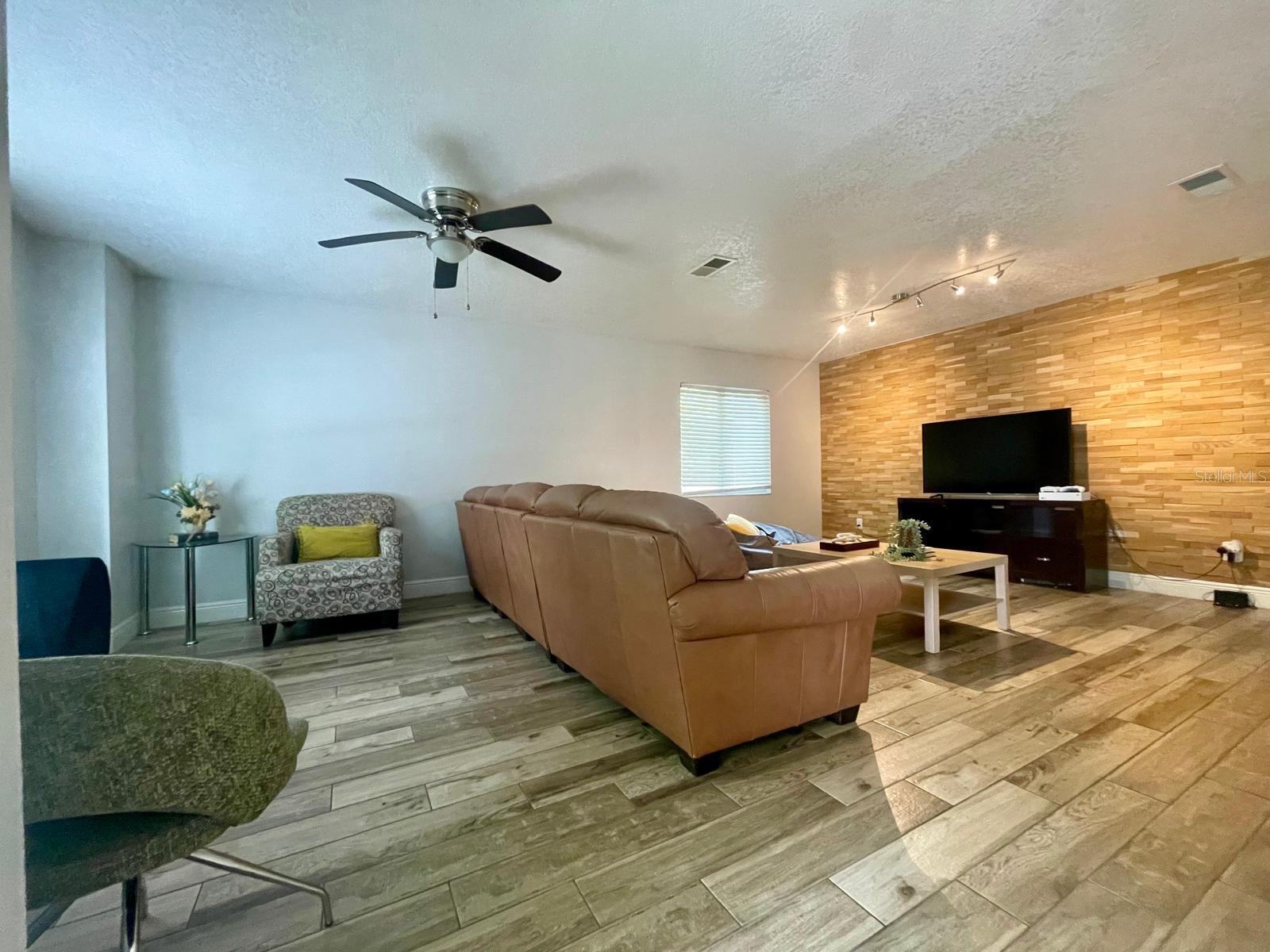 SUMMER LAKES - Residential