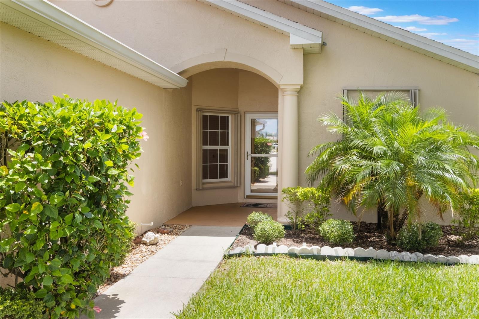 464 LAKE SUZANNE DRIVE