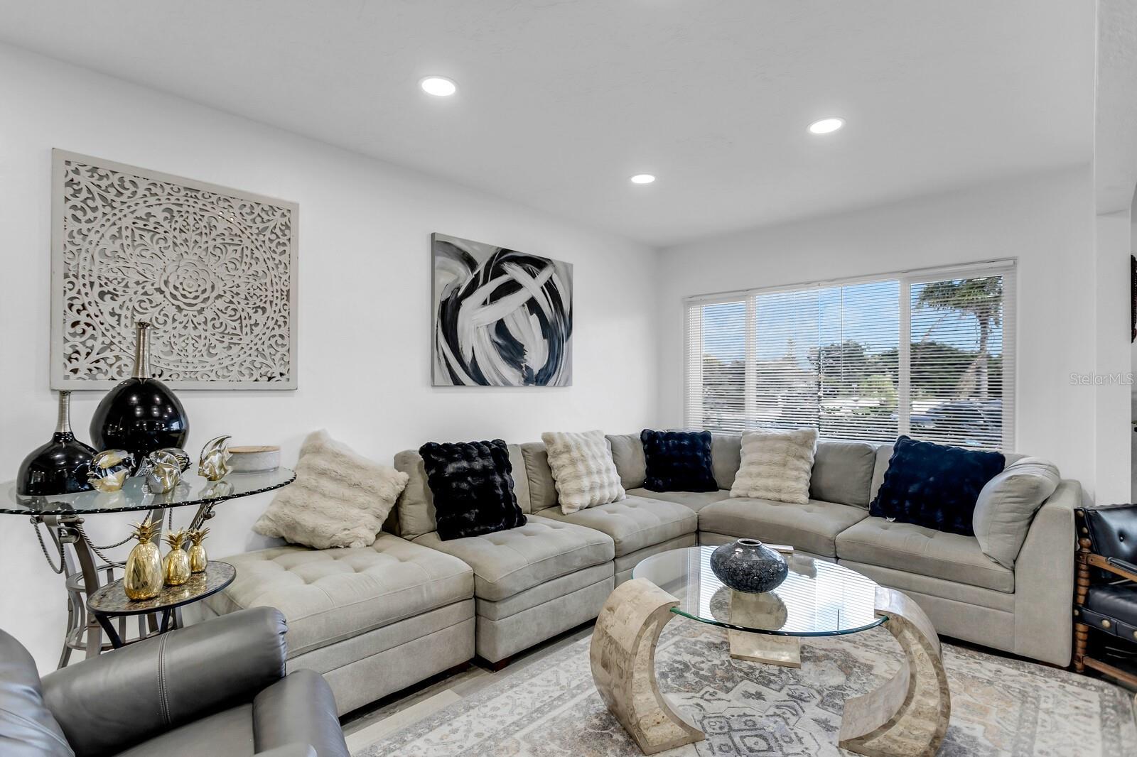 KENNETH CITY UNIT 1 REV - Residential
