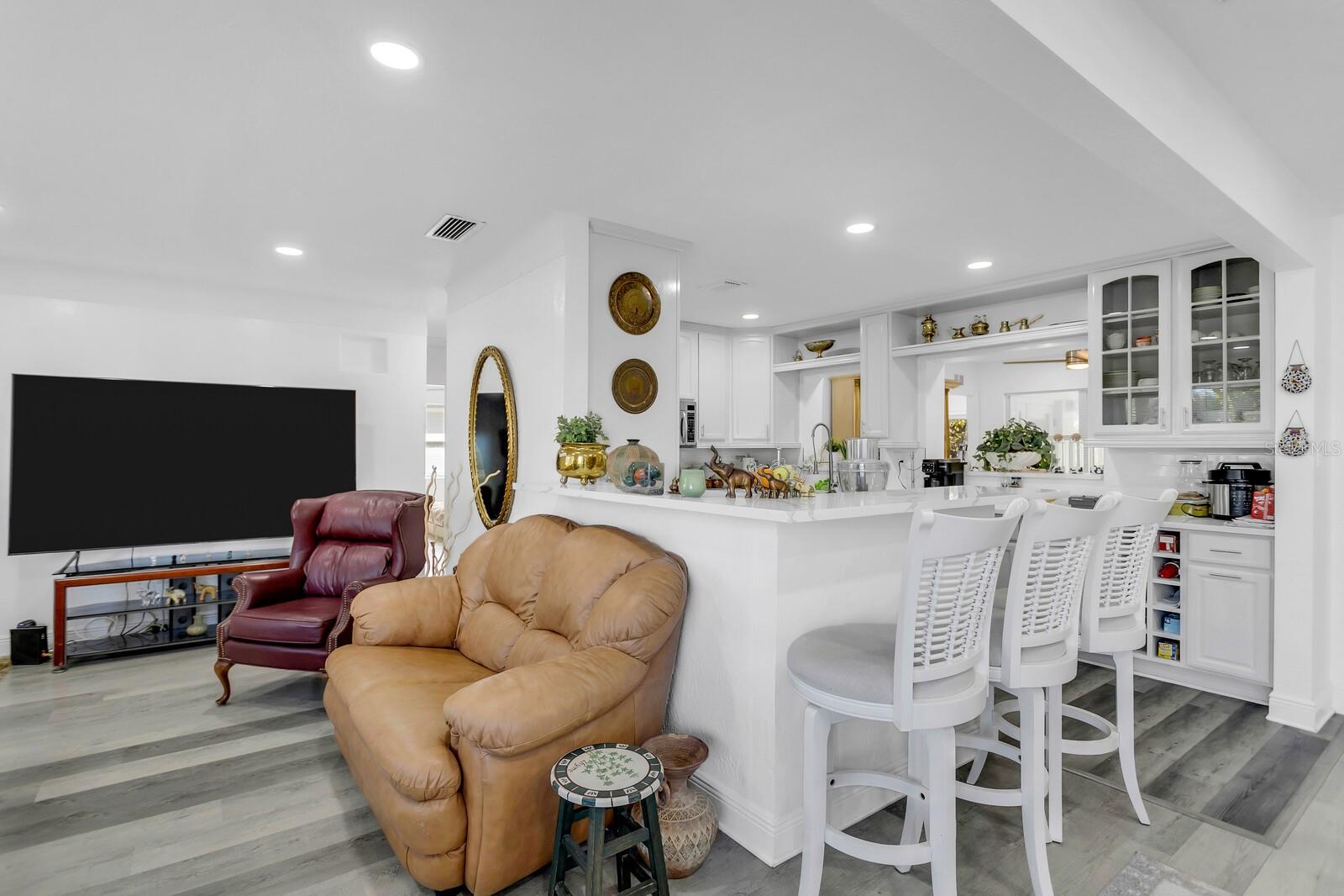 KENNETH CITY UNIT 1 REV - Residential
