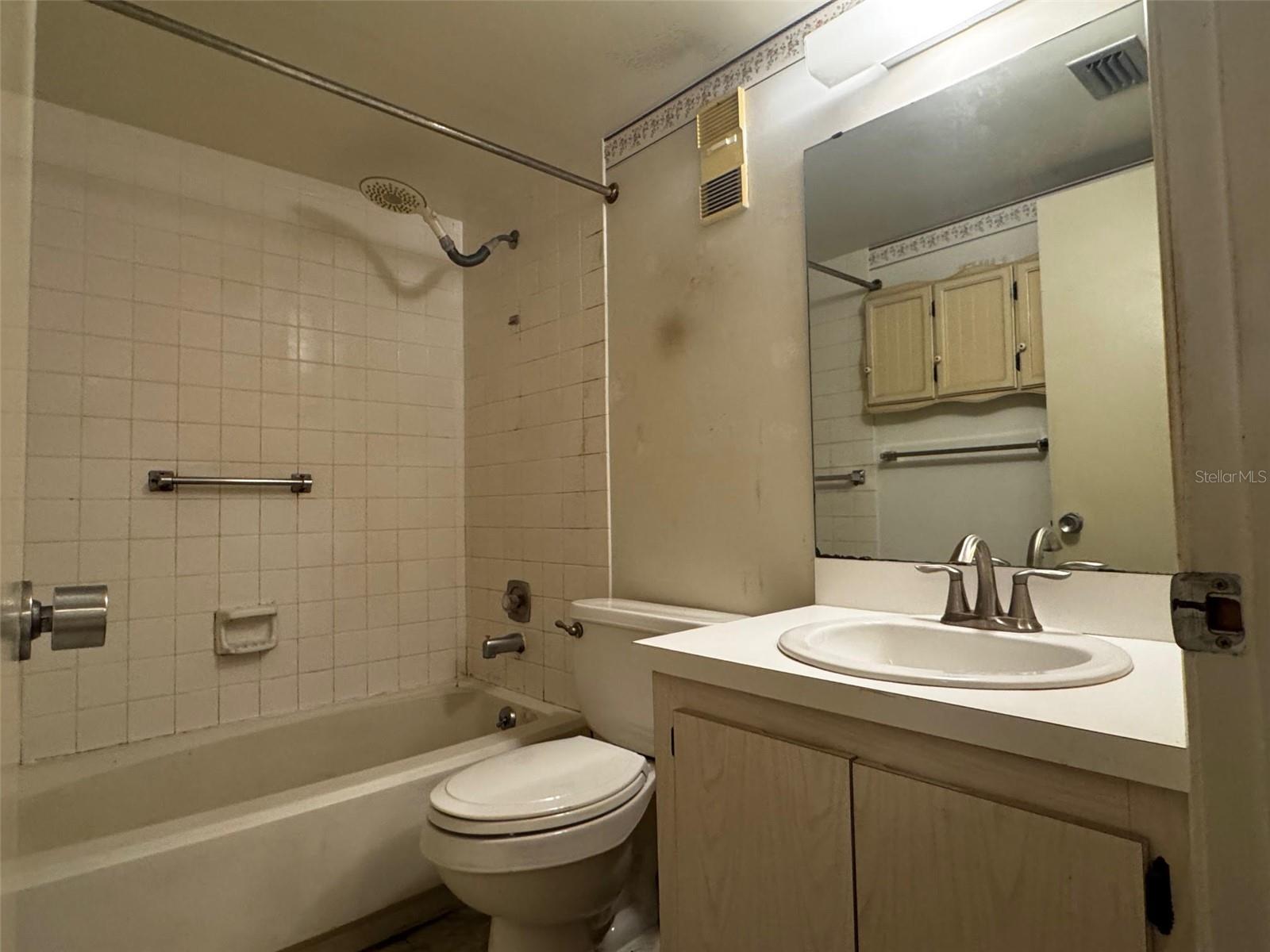 LAKESIDE CONDO APTS - Residential