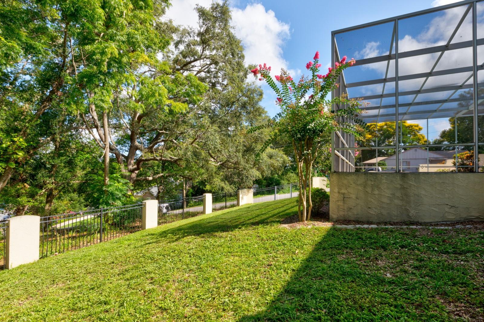 1220 COUNTRY CLUB ROAD