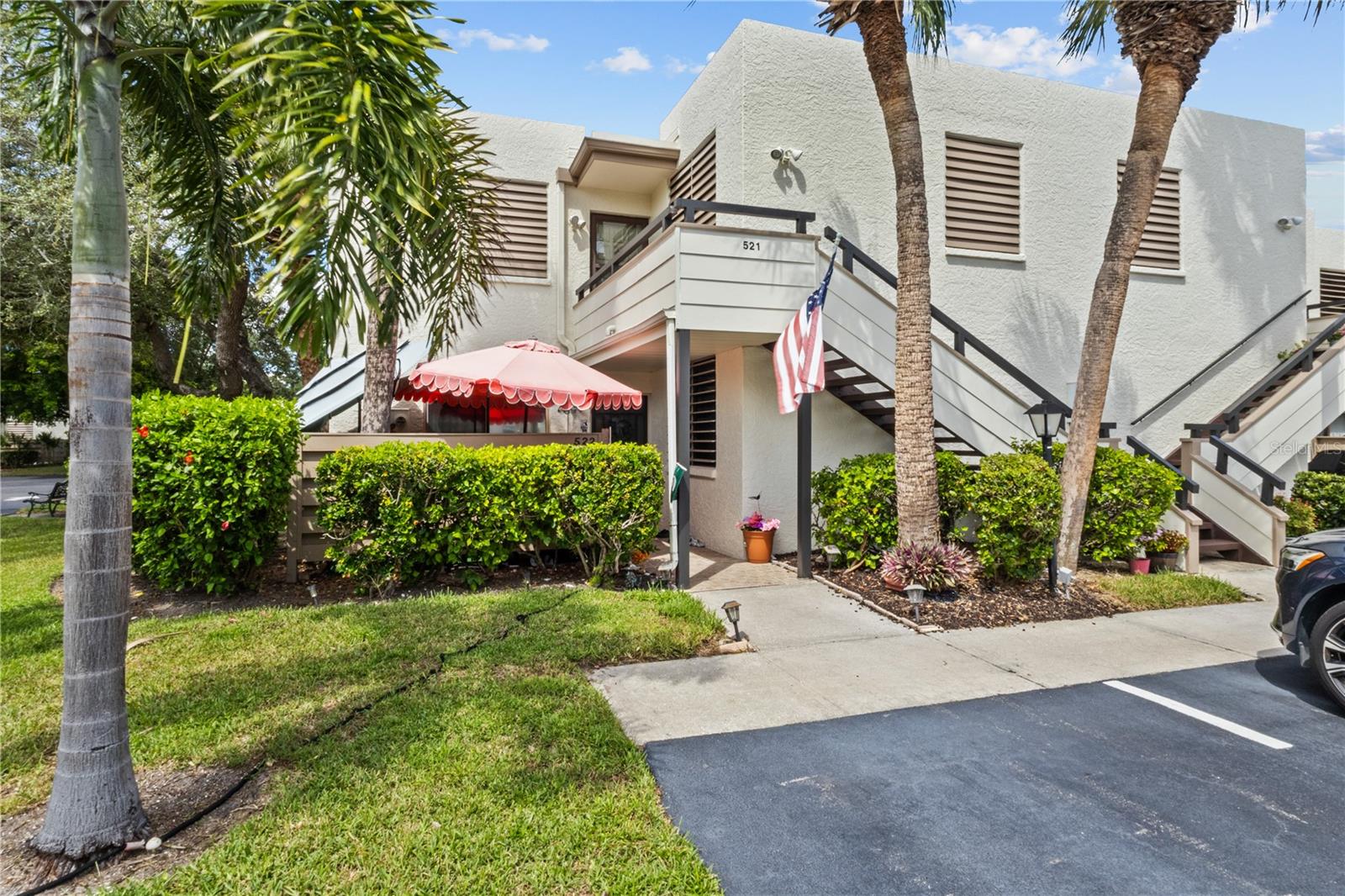 521 LAKESIDE DRIVE