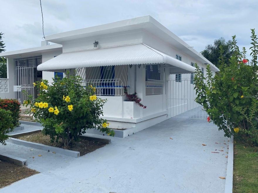 Remodeled Property with Commercial Potential on Main Avenue in Fajardo:
Excellent opportunity in the heart of Fajardo. This single-story property, located in one of the town’s main avenues, offers a unique blend of residential comfort and commercial potential. It features 3 bedrooms, 1 bathroom, and an additional independent apartment in the back — ideal for rental income, office space, a private practice, or a small business.
The property is in very good condition and was recently remodeled, including upgrades such as new windows and fresh paint. Its flexible layout allows for multiple uses: as a primary residence with added income, a short- or long-term rental investment, or a business location with high visibility and easy access.
The area sees consistent traffic, increasing its value for commercial exposure while still being part of the urban core.
Showings by appointment only.
Contact us today to learn more about this versatile property with great potential in Fajardo.