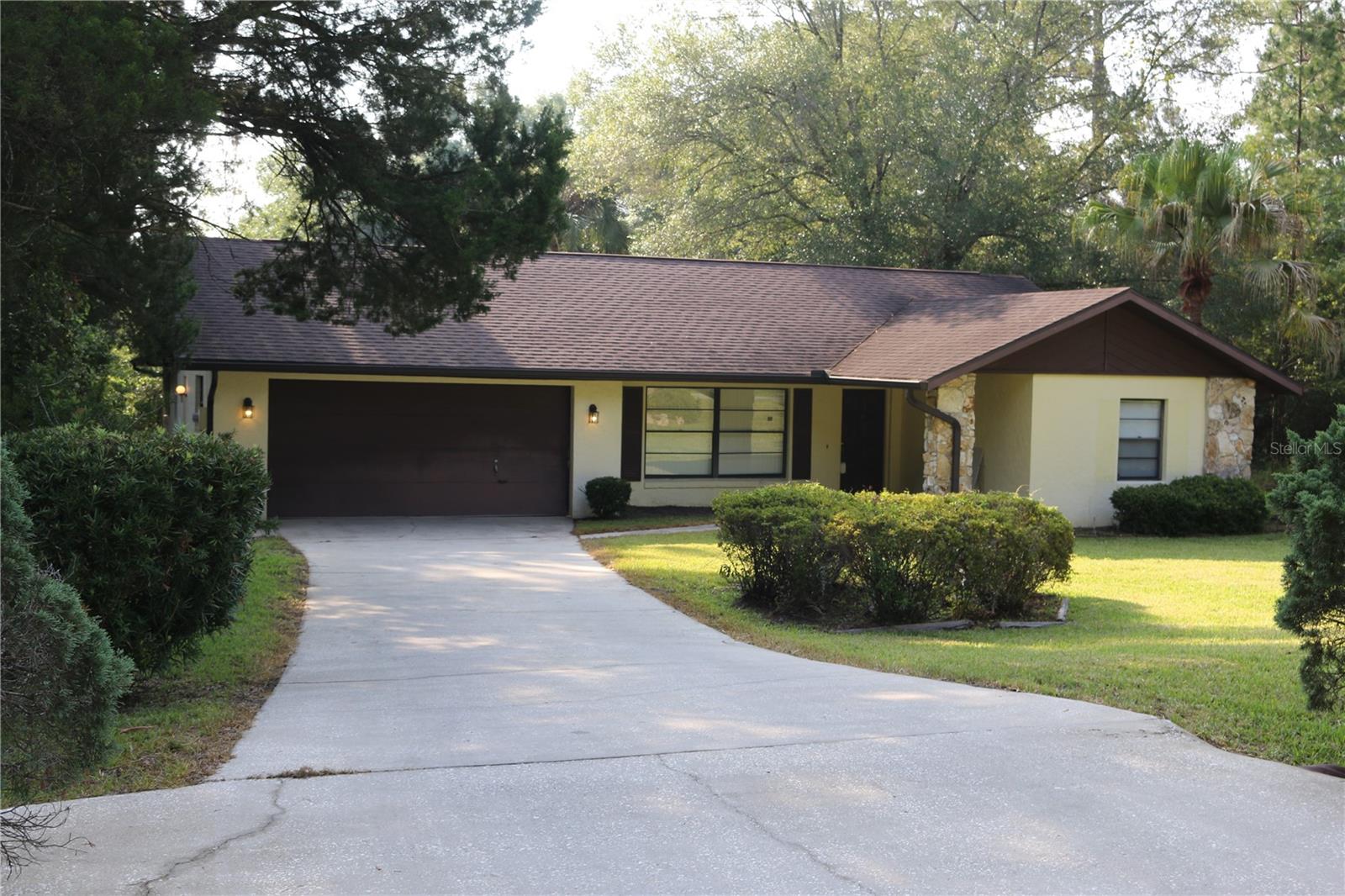 This 2/2 is located close to everything that Historic Dunnellon has to offer. Near Ocala and a short drive to Gainsville. The Rainbow River is right around the corner for your recreational needs.
