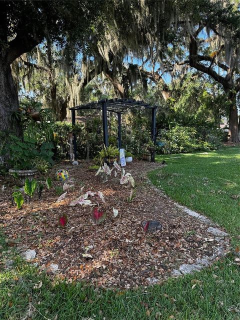 A home in LAKELAND