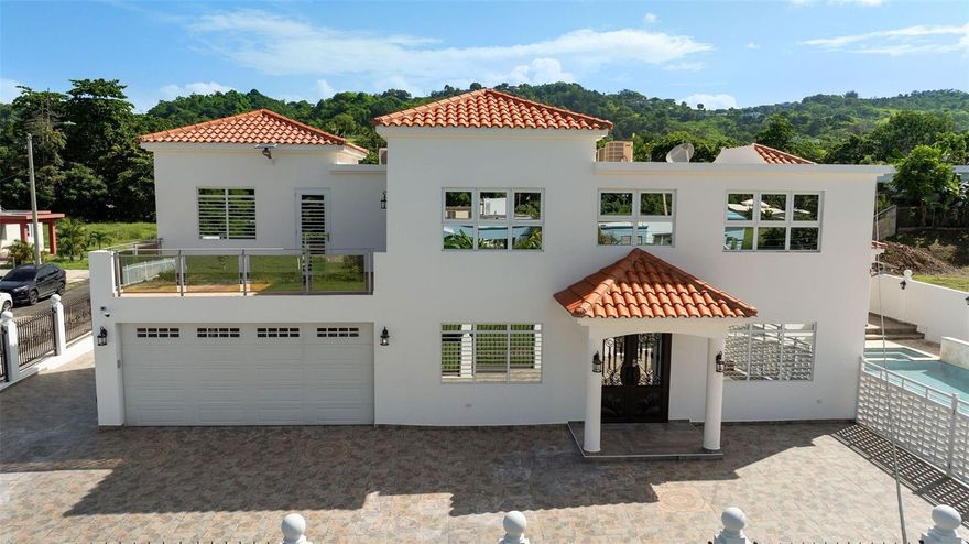 This beautiful property has approximately 3,500 square feet (approx. 325 square meters) of living space. It has 4 bedrooms, 3 and a half
bathrooms, a large terrace, an office, laundry, kitchen and living room. In addition, it features an amazing pool, jacuzzi and a gazebo with kitchen and full bathroom. You will also find an outdoor shower and a 20,000 watt generator. The property has two entrances and is located on a lot of approximately 750 square meters. It is very private, with 6 foot high concrete walls separating the property from the neighbors. It also has an automatic garage door. The location is quiet, in the Calvache neighborhood, Sector Ruiz de Rincón. It is just minutes from the beautiful western beaches and close to pharmacies, gas stations, hardware stores and restaurants.