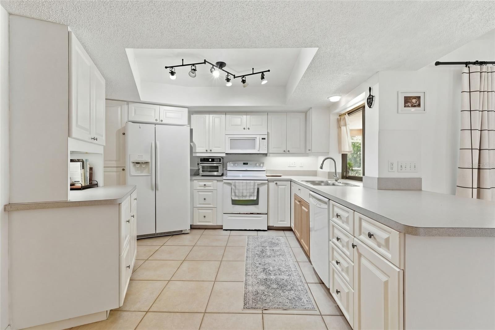 COUNTRY PLACE - Residential