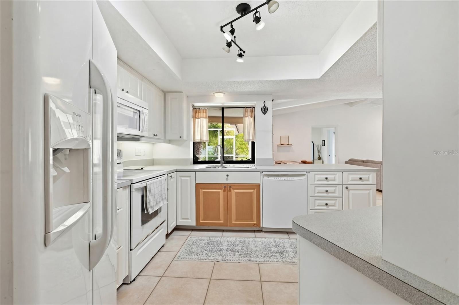 COUNTRY PLACE - Residential