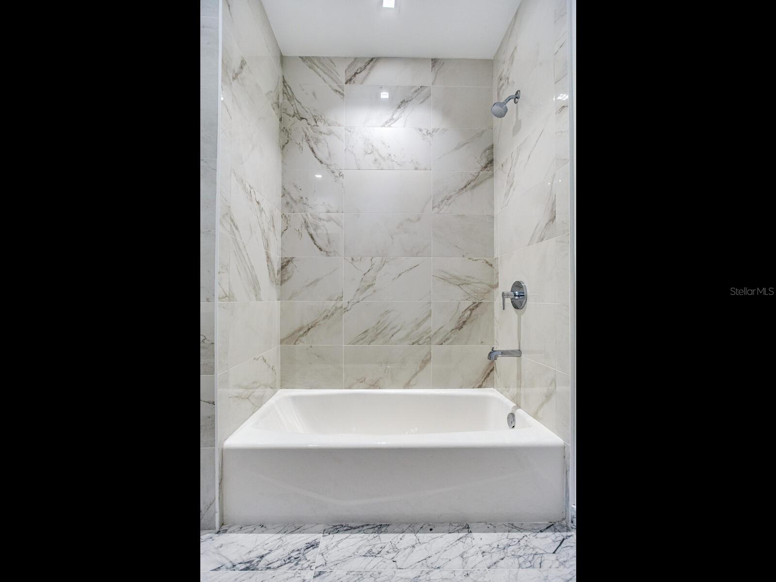 3105 BAY OAKS CONDO PCL #2204 - Residential Lease