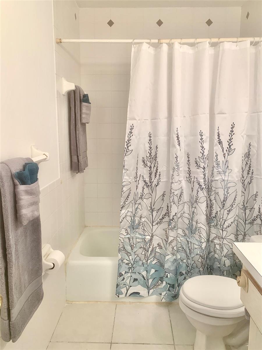 Colonial Twnhs Condo Apt Ph 01 - Residential