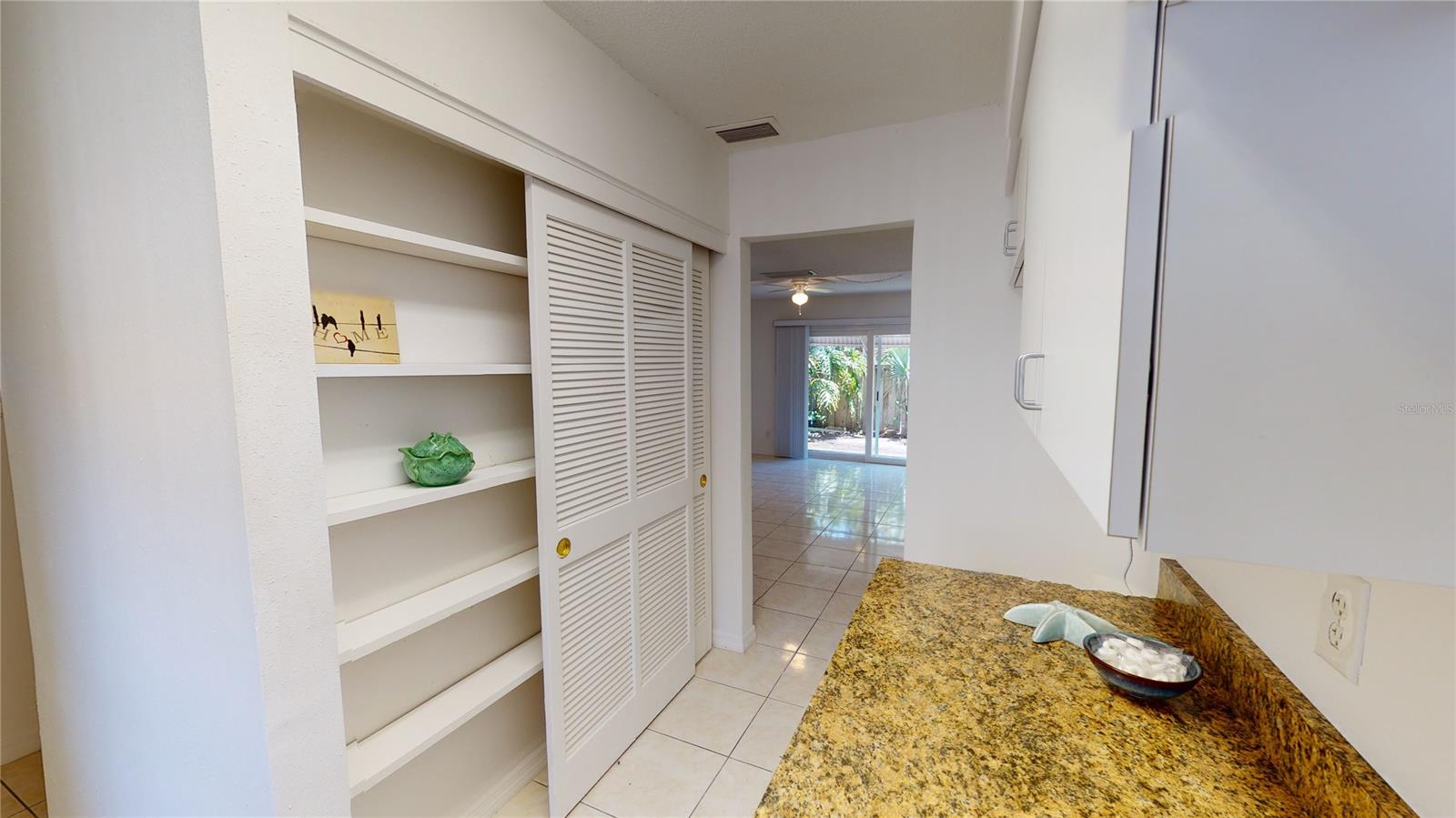 Colonial Twnhs Condo Apt Ph 01 - Residential