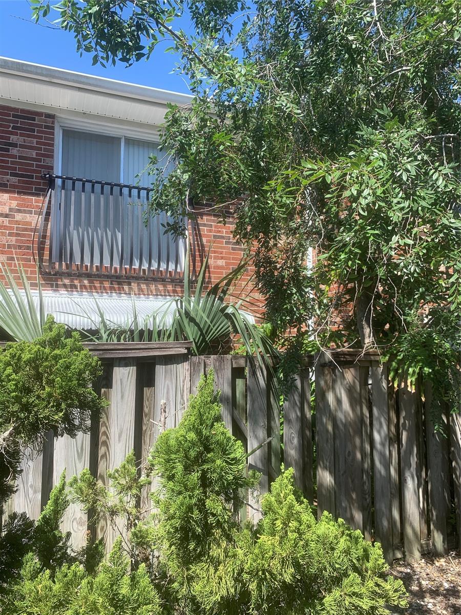 Colonial Twnhs Condo Apt Ph 01 - Residential